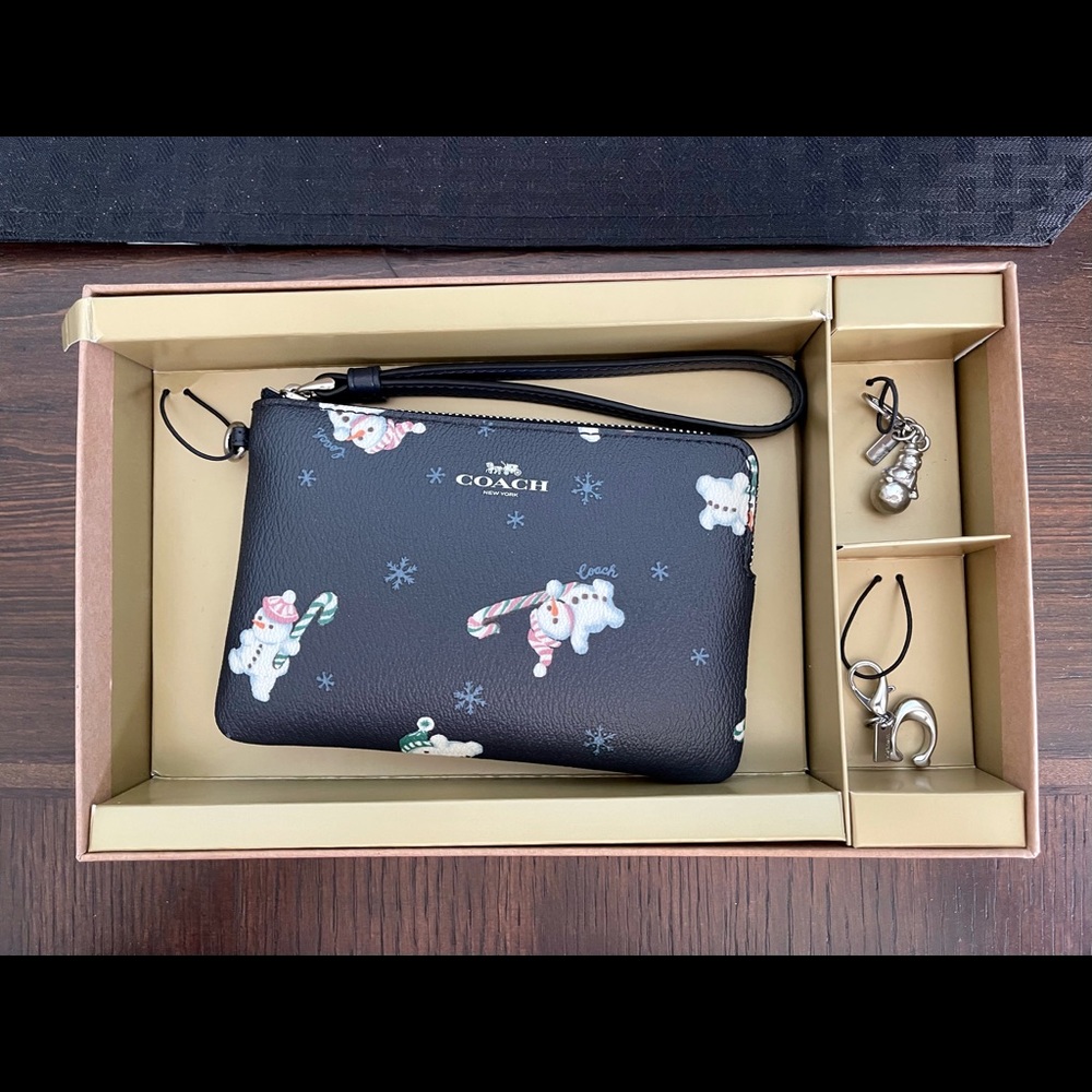 LIMITED EDITION COACH SNOWMAN & CHARMS GIFT SET ! - Picture 4 of 10